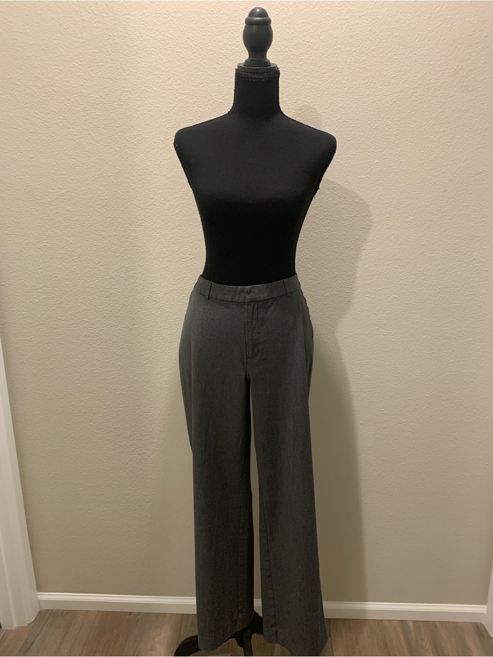 Old Navy Gray Stretch Straight-Leg Dress Pants (Size 6 Short)
